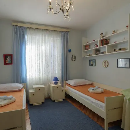 Mirjana - Centre Of 特罗吉尔