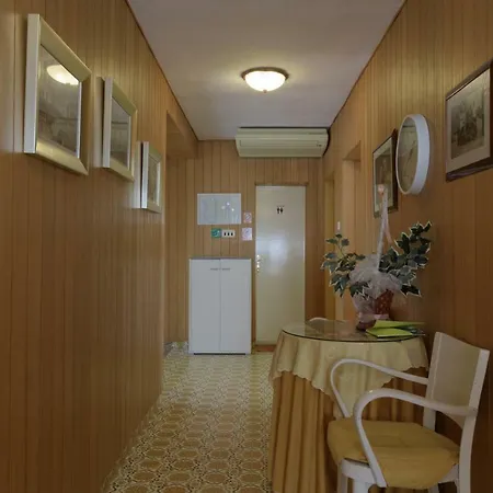Mirjana - Centre Of 特罗吉尔
